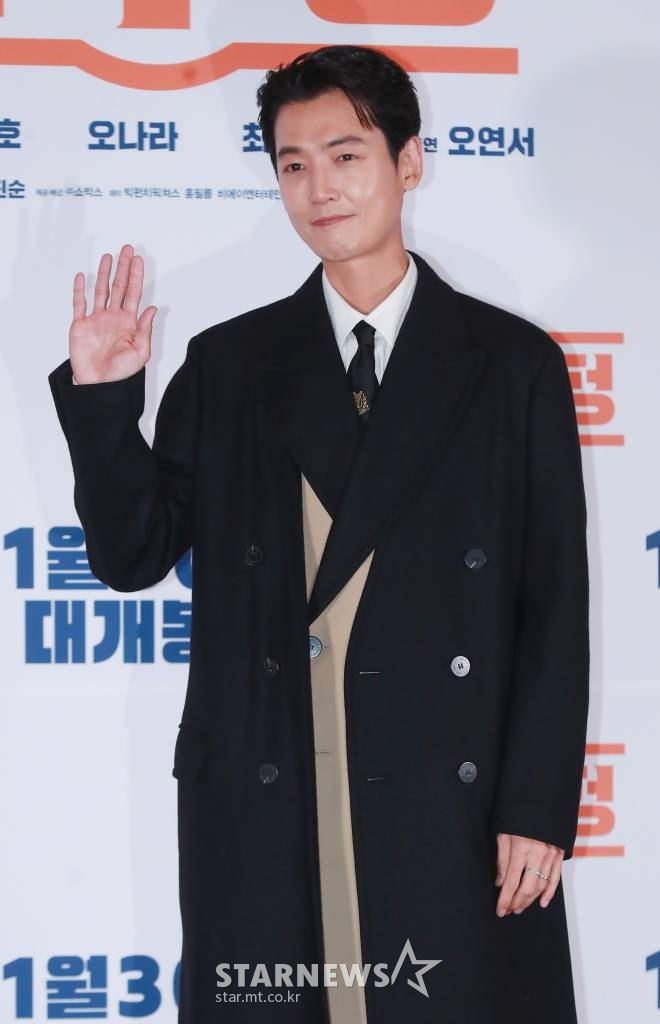 배우 정경호가 28일 오후 서울 롯데시네마 건대입구점에서 진행된 영화 '압꾸정'(감독 임진순) 언론시사회에 참석해 포즈를 취하고 있다.  샘솟는 사업 아이디어로 입만 살아있는 압구정 토박이 대국(마동석)이 한때 실력파였던 성형외과 의사 지우(정경호)와 손잡고 K-뷰티 사업을 시작하는 내용을 담은 '압꾸정'은 오는 30일 개봉한다. /2022.11.28 /사진=이동훈 기자 photoguy@