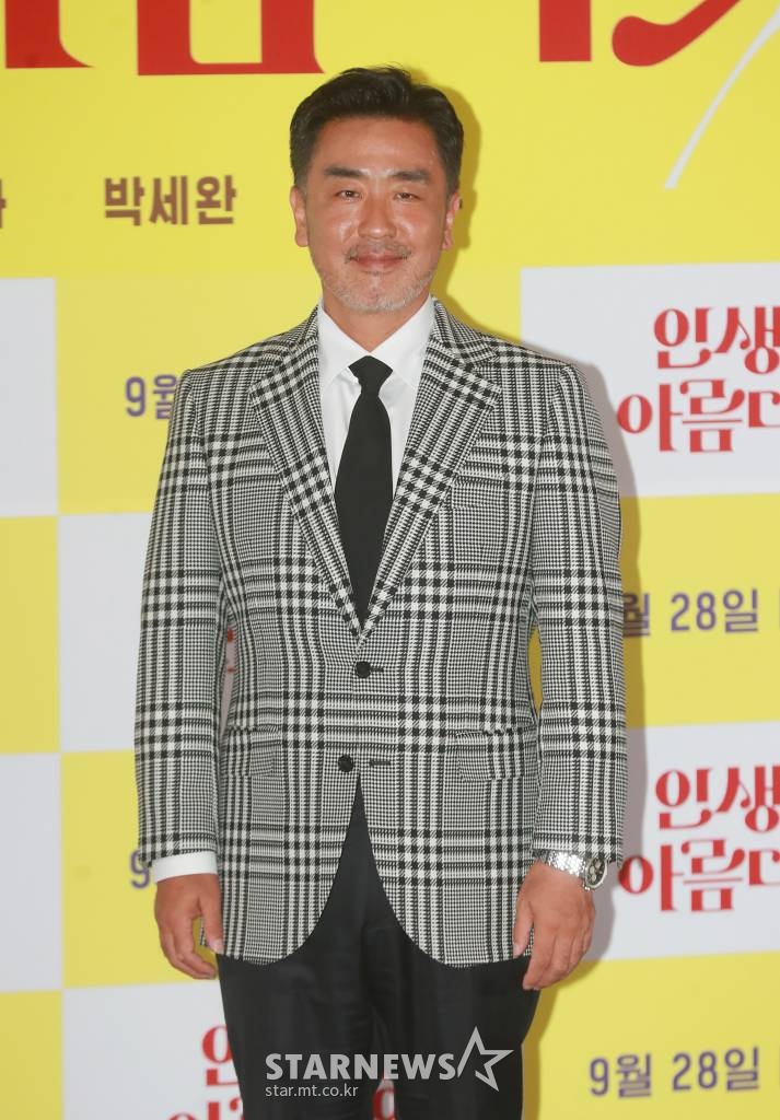 ㅍ배우 류승룡이 13일 오후 서울 롯데시네마 월드타워점에서 진행된 영화 '인생은 아름다워'(감독 최국희) 언론시사회에 참석해 포즈를 취하고 있다. 시한부 선고를 받은 아내의 황당한 요청으로 첫사랑을 찾아다니는 부부의 이야기를 그린 주크박스 뮤지컬 영화 '인생은 아름다워'는 오는 28일 개봉예정이다. /2022.09.13 /사진=이동훈 기자 photoguy@