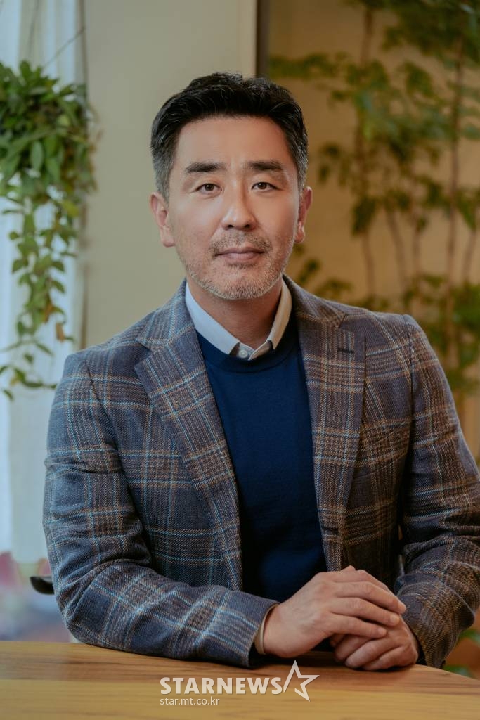 영화 '장르만 로맨스'(감독 조은지) 주연배우 류승룡이 5일 오전 진행된 온라인 라운드 인터뷰를 위해 포즈를 취하고 있다. 평범하지 않은 로맨스로 얽힌 이들과 만나 일도 인생도 꼬여가는 베스트셀러 작가의 버라이어티한 사생활을 그린 영화 '장르만 로맨스'는 오는 17일 개봉된다. /사진제공=NEW 2021.11.05 /사진=이동훈 기자 photoguy@