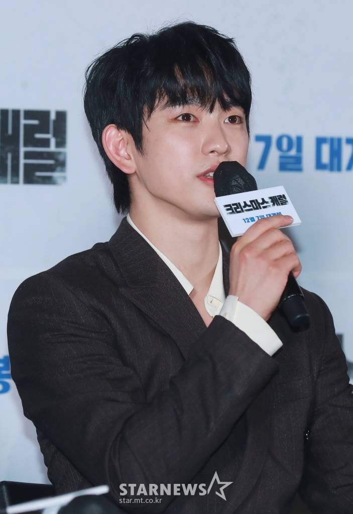 배우 박진영이 29일 오후 서울 메가박스 코엑스에서 진행된 영화 '크리스마스 캐럴'(감독 김성수) 언론시사회에 참석해 질문에 답하고 있다. 쌍둥이 동생 월우(박진영)가 죽은 후, 복수를 위해 스스로 소년원에 들어간 형 일우(박진영)가 소년원 패거리와 잔혹한 대결을 펼치는 액션 스릴러 '크리스마스 캐럴'은 12월 7일 개봉한다. /2022.11.29 /사진=이동훈 기자 photoguy@