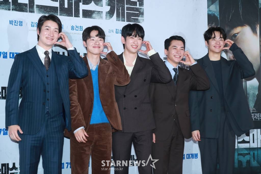 배우 허동원, 김동휘, 박진영, 김영민, 송건희가 29일 오후 서울 메가박스 코엑스에서 진행된 영화 '크리스마스 캐럴'(감독 김성수) 언론시사회에 참석해 포즈를 취하고 있다.  쌍둥이 동생 월우(박진영)가 죽은 후, 복수를 위해 스스로 소년원에 들어간 형 일우(박진영)가 소년원 패거리와 잔혹한 대결을 펼치는 액션 스릴러 '크리스마스 캐럴'은 12월 7일 개봉한다. /2022.11.29 /사진=이동훈 기자 photoguy@