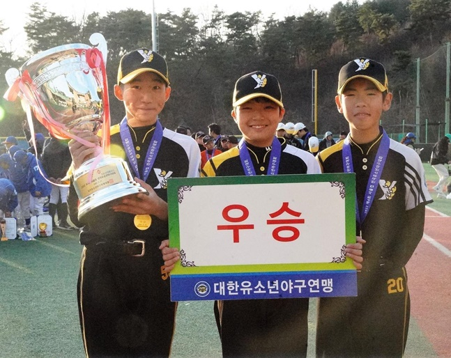 우승을 차지한 경기 남양주야놀유소년야구단 선수들. /사진=대한유소년야구연맹