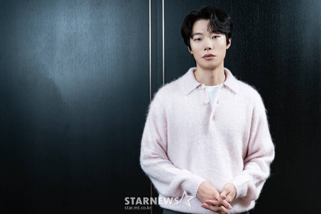 영화 '올빼미'(감독 안태진)의 주연배우 류준열이 15일 오전 진행된 인터뷰를 위해 포즈를 취하고 있다. 밤에만 앞이 보이는 맹인 침술사가 세자의 죽음을 목격한 후 진실을 밝히기 위해 벌이는 하룻밤의 사투를 그린 스릴러 '올빼미'는 오는 23일 개봉한다. /사진제공=NEW 2022.11.15 /사진=이동훈 기자 photoguy@