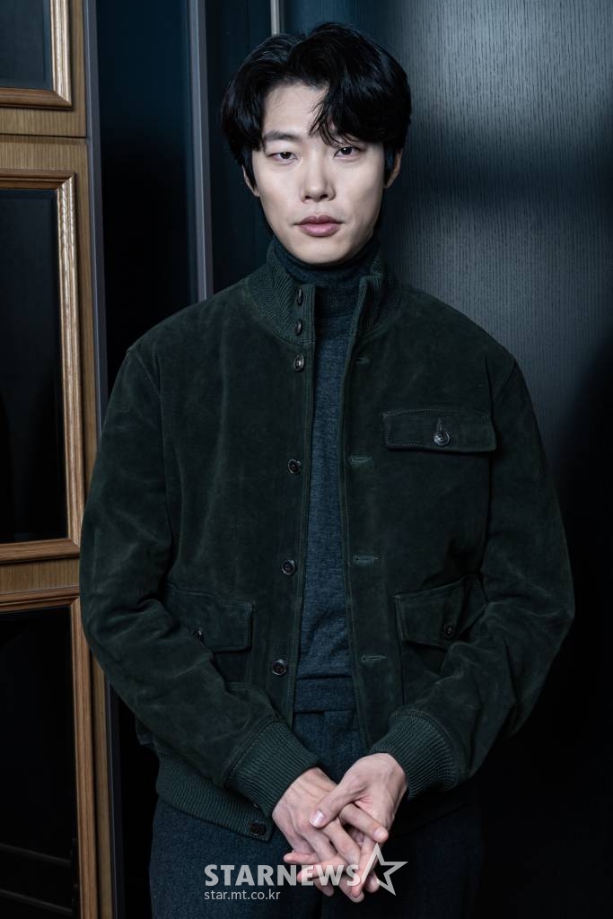 영화 '올빼미'(감독 안태진)의 주연배우 류준열이 15일 오전 진행된 인터뷰를 위해 포즈를 취하고 있다. 밤에만 앞이 보이는 맹인 침술사가 세자의 죽음을 목격한 후 진실을 밝히기 위해 벌이는 하룻밤의 사투를 그린 스릴러 '올빼미'는 오는 23일 개봉한다. /사진제공=NEW 2022.11.15 /사진=이동훈 기자 photoguy@