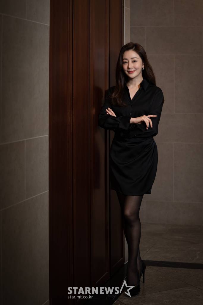 영화 '압꾸정'의 배우 오나라가 30일 오후 진행된 인터뷰를 위해 포즈를 취하고 있다. 샘솟는 사업 아이디어로 입만 살아있는 압구정 토박이 대국(마동석)이 한때 실력파였던 성형외과 의사 지우(정경호)와 손잡고 K-뷰티 사업을 시작하는 내용을 담은 '압꾸정'은 오늘(30일) 개봉한다. /2022.11.30 /사진=이동훈 기자 photoguy@