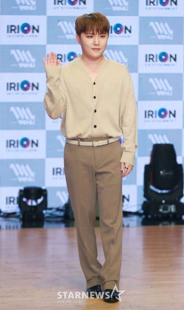 보컬그룹 위앤유(WeNU) 정이든이 30일 오후 서울 강남구 일지아트홀에서 진행된 첫 번째 싱글 ‘하루하루’ 발매기념 쇼케이스에서 포즈를 취하고 있다. 이번 앨범에는 헤어진 연인을 그리워하며 다시 한번 하루의 끝을 함께 해주기를 바라는 그리움을 담은 타이틀곡 ‘하루하루’를 비롯해 ‘밤하늘 달과 별 그리고 우리’ 등이 수록됐다. /2022.11.30 /사진=이동훈 기자 photoguy@