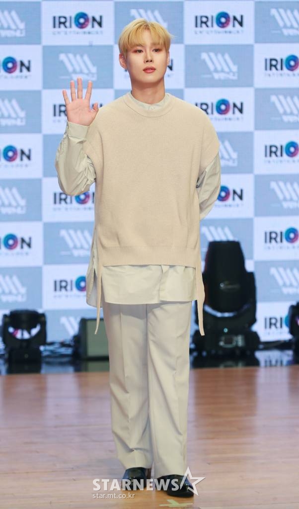 보컬그룹 위앤유(WeNU) 윤희찬이 30일 오후 서울 강남구 일지아트홀에서 진행된 첫 번째 싱글 ‘하루하루’ 발매기념 쇼케이스에서 포즈를 취하고 있다. 이번 앨범에는 헤어진 연인을 그리워하며 다시 한번 하루의 끝을 함께 해주기를 바라는 그리움을 담은 타이틀곡 ‘하루하루’를 비롯해 ‘밤하늘 달과 별 그리고 우리’ 등이 수록됐다. /2022.11.30 /사진=이동훈 기자 photoguy@
