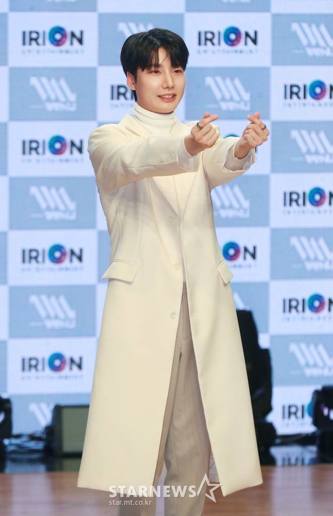 보컬그룹 위앤유(WeNU) 한선우가 30일 오후 서울 강남구 일지아트홀에서 진행된 첫 번째 싱글 ‘하루하루’ 발매기념 쇼케이스에서 포즈를 취하고 있다. 이번 앨범에는 헤어진 연인을 그리워하며 다시 한번 하루의 끝을 함께 해주기를 바라는 그리움을 담은 타이틀곡 ‘하루하루’를 비롯해 ‘밤하늘 달과 별 그리고 우리’ 등이 수록됐다. /2022.11.30 /사진=이동훈 기자 photoguy@