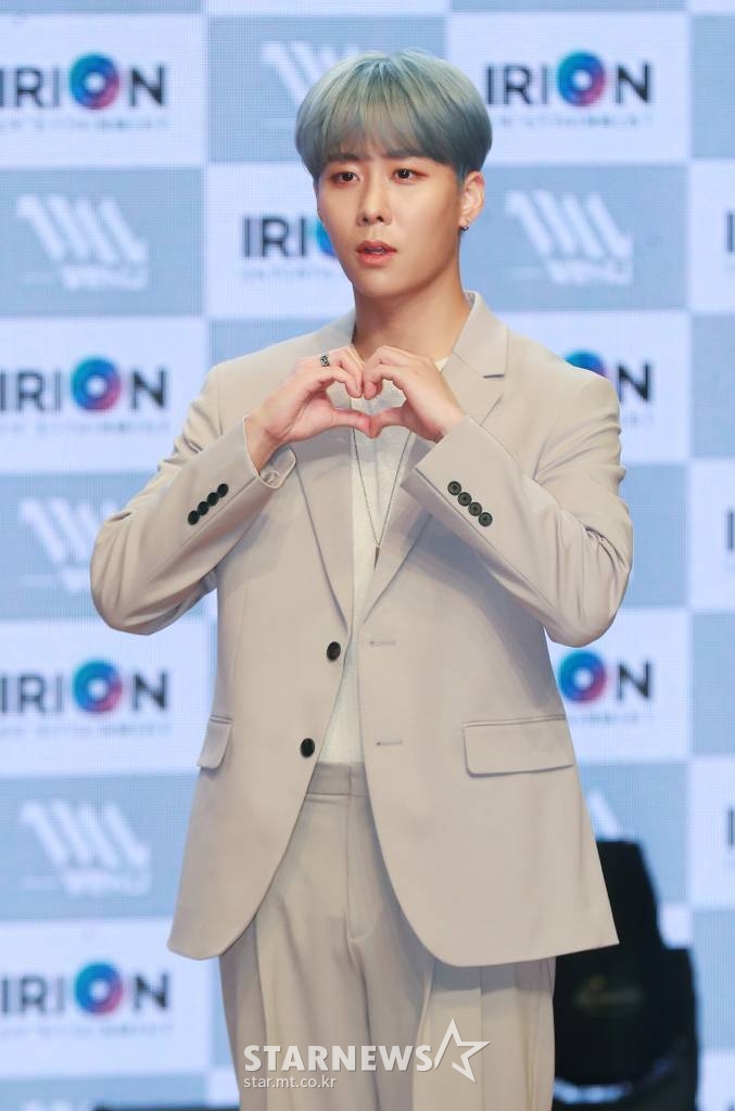 보컬그룹 위앤유(WeNU) 박찬효가 30일 오후 서울 강남구 일지아트홀에서 진행된 첫 번째 싱글 ‘하루하루’ 발매기념 쇼케이스에서 포즈를 취하고 있다. 이번 앨범에는 헤어진 연인을 그리워하며 다시 한번 하루의 끝을 함께 해주기를 바라는 그리움을 담은 타이틀곡 ‘하루하루’를 비롯해 ‘밤하늘 달과 별 그리고 우리’ 등이 수록됐다. /2022.11.30 /사진=이동훈 기자 photoguy@