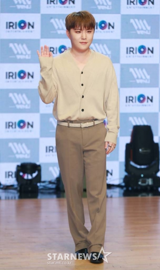 보컬그룹 위앤유(WeNU) 정이든이 30일 오후 서울 강남구 일지아트홀에서 진행된 첫 번째 싱글 ‘하루하루’ 발매기념 쇼케이스에서 포즈를 취하고 있다. 이번 앨범에는 헤어진 연인을 그리워하며 다시 한번 하루의 끝을 함께 해주기를 바라는 그리움을 담은 타이틀곡 ‘하루하루’를 비롯해 ‘밤하늘 달과 별 그리고 우리’ 등이 수록됐다. /2022.11.30 /사진=이동훈 기자 photoguy@