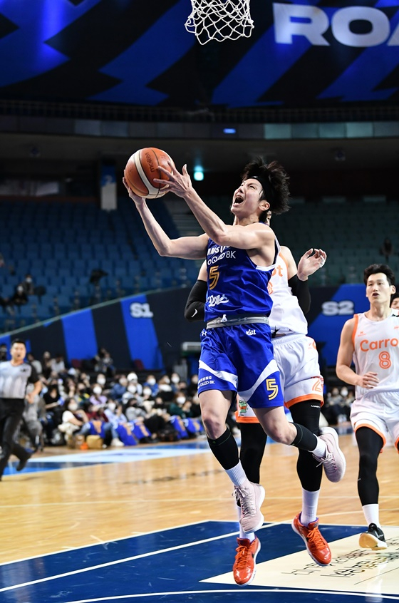 공격하는 김시래(파란색 유니폼). /사진=KBL 제공