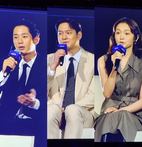 정해인과 고경표, 김혜준이 1일 싱가포르 마리나베이 샌즈에서 열린 디즈니콘텐츠 쇼케이스2022에 참석, 디즈니플러스 '커넥트'에 대해 설명하고 있다.