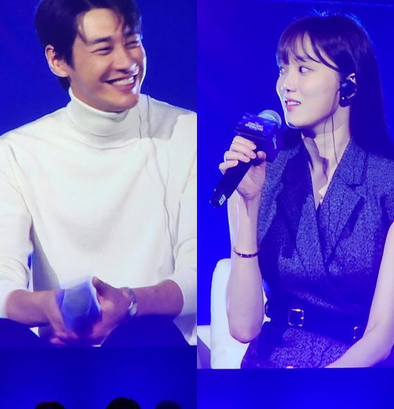 김영광과 이성경이 1일 싱가포르 마리나 베이 샌즈에서 열린 디즈니 콘텐츠 쇼케이스 2022에 참석해 '사랑이라 말해요'에 대해 설명하고 있다.