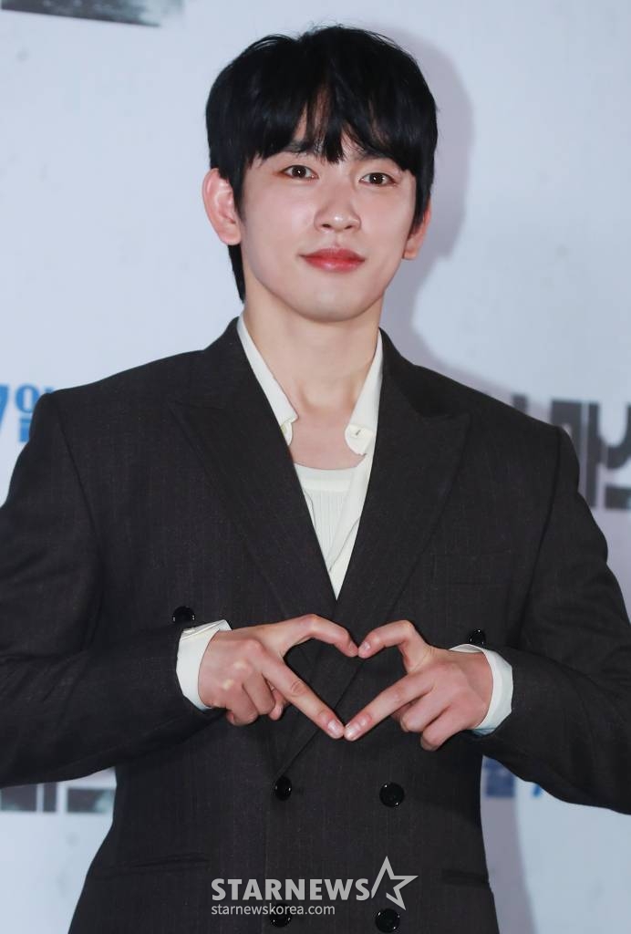 배우 박진영이 29일 오후 서울 메가박스 코엑스에서 진행된 영화 '크리스마스 캐럴'(감독 김성수) 언론시사회에 참석해 포즈를 취하고 있다. 쌍둥이 동생 월우(박진영)가 죽은 후, 복수를 위해 스스로 소년원에 들어간 형 일우(박진영)가 소년원 패거리와 잔혹한 대결을 펼치는 액션 스릴러 '크리스마스 캐럴'은 12월 7일 개봉한다. /2022.11.29 /사진=이동훈 기자 photoguy@