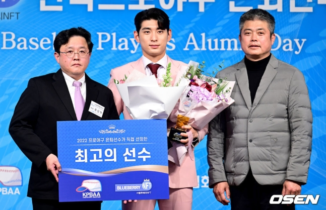 키움 이정후(가운데)가 최고의 선수상을 수상한 뒤 기념촬영을 하고 있다.