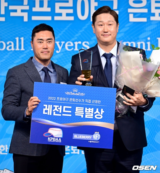 이대호(오른쪽)이 수상 후 기념촬영을 하고 있다.