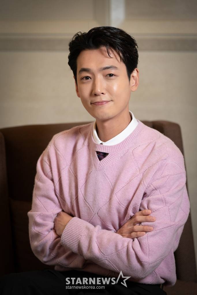 배우 정경호가 29일 오후 서울 종로구 삼청동의 한 카페에서 진행된 영화 '압꾸정' 개봉 관련 인터뷰를 위해 포즈를 취하고 있다. '압꾸정'은 샘솟는 사업 아이디어로 입만 살아있는 압구정 토박이 대국(마동석 분)이 실력 TOP 성형외과 의사 지우(정경호 분)와 손잡고 K-뷰티의 시조새가 된 이야기를 그린 영화다. 오는 30일 개봉. / 사진제공 = (주)쇼박스 /사진=김창현 기자 chmt@