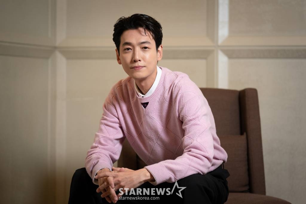배우 정경호가 29일 오후 서울 종로구 삼청동의 한 카페에서 진행된 영화 '압꾸정' 개봉 관련 인터뷰를 위해 포즈를 취하고 있다. '압꾸정'은 샘솟는 사업 아이디어로 입만 살아있는 압구정 토박이 대국(마동석 분)이 실력 TOP 성형외과 의사 지우(정경호 분)와 손잡고 K-뷰티의 시조새가 된 이야기를 그린 영화다. 오는 30일 개봉. / 사진제공 = (주)쇼박스 /사진=김창현 기자 chmt@