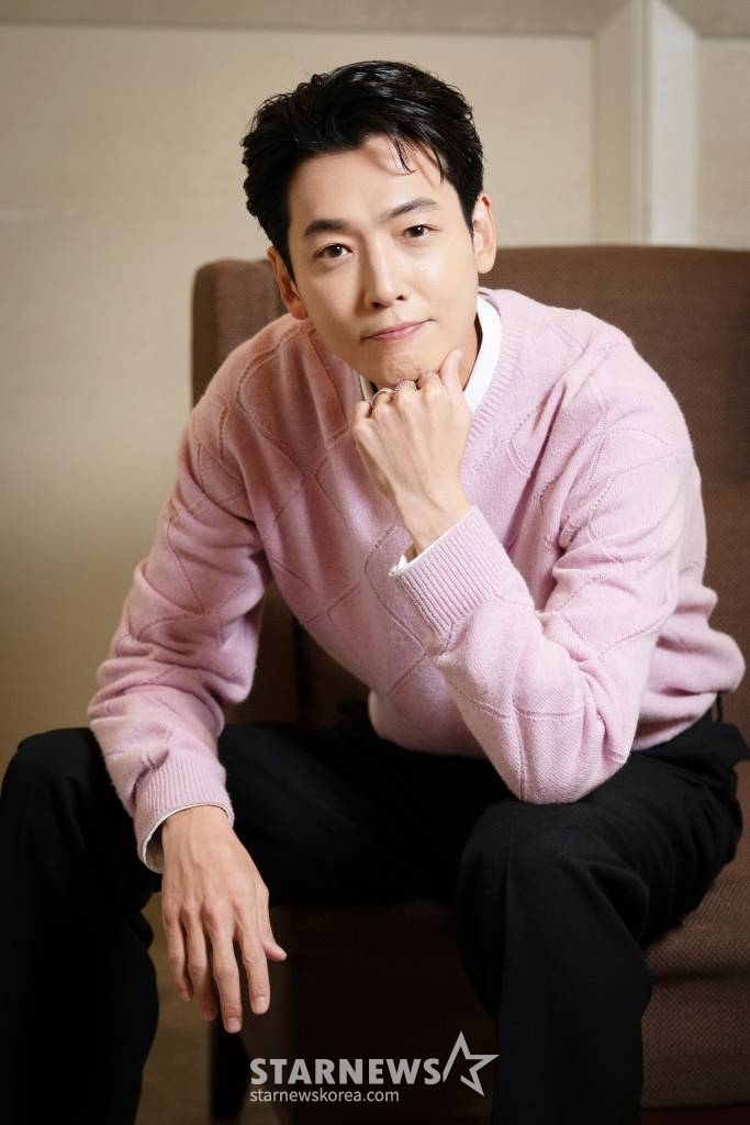 배우 정경호가 29일 오후 서울 종로구 삼청동의 한 카페에서 진행된 영화 '압꾸정' 개봉 관련 인터뷰를 위해 포즈를 취하고 있다. '압꾸정'은 샘솟는 사업 아이디어로 입만 살아있는 압구정 토박이 대국(마동석 분)이 실력 TOP 성형외과 의사 지우(정경호 분)와 손잡고 K-뷰티의 시조새가 된 이야기를 그린 영화다. 오는 30일 개봉. / 사진제공 = (주)쇼박스 /사진=김창현 기자 chmt@