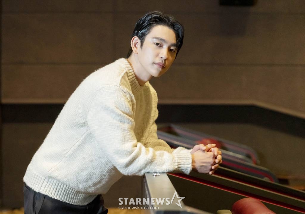 영화 '크리스마스 캐럴'(감독 김성수)의 주연배우 박진영이 2일 오후 진행된 인터뷰를 위해 포즈를 취하고 있다. 쌍둥이 동생 월우(박진영)가 죽은 후, 복수를 위해 스스로 소년원에 들어간 형 일우(박진영)가 소년원 패거리와 잔혹한 대결을 펼치는 액션 스릴러 '크리스마스 캐럴'은 12월 7일 개봉한다. /사진제공=엔케이컨텐츠 2022.12.02 /사진=이동훈 기자 photoguy@