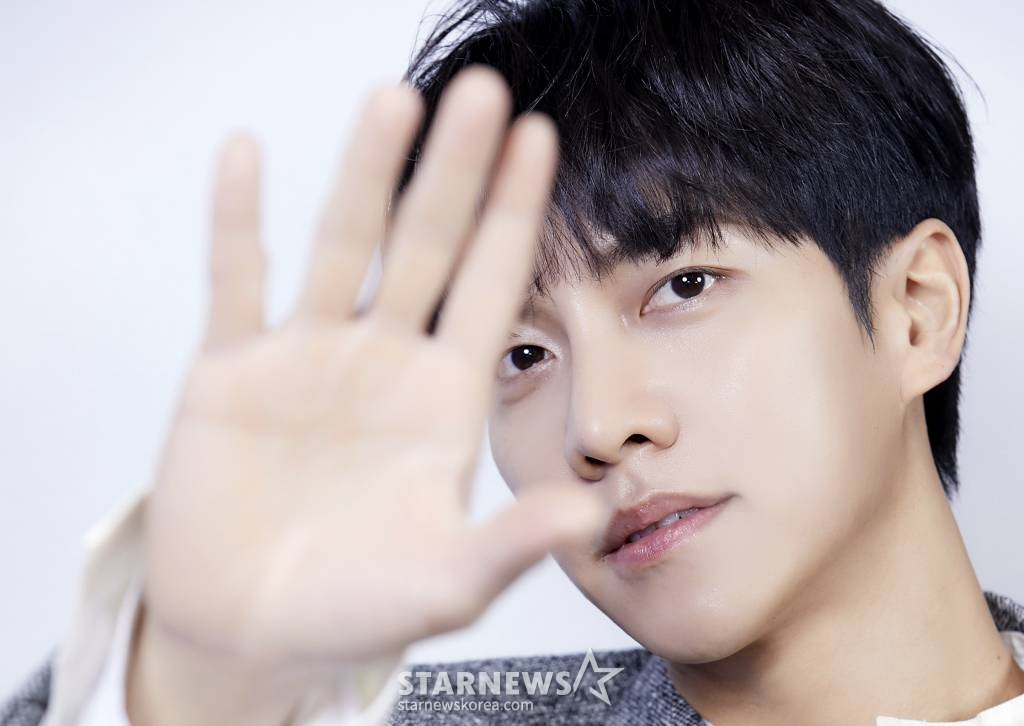 가수 이승기가 17일 오후 일곱 번째 정규앨범 '더 프로젝트'(THE PROJECT) 발매 기념 기자간담회에 참석해 포즈를 취하고 있다.이번 앨범에는 타이틀 곡 '잘할게'를 비롯해 신곡 3곡과 리마스터링 5곡을 포함해 총 9곡이 수록됐으며 윤종신, 용감한 형제, 넬, 에피톤 프로젝트 등 대한민국을 대표하는 최고의 프로듀서들이 참여했다. / 사진제공 = 후크엔터테인먼트 /사진=김창현 기자 chmt@