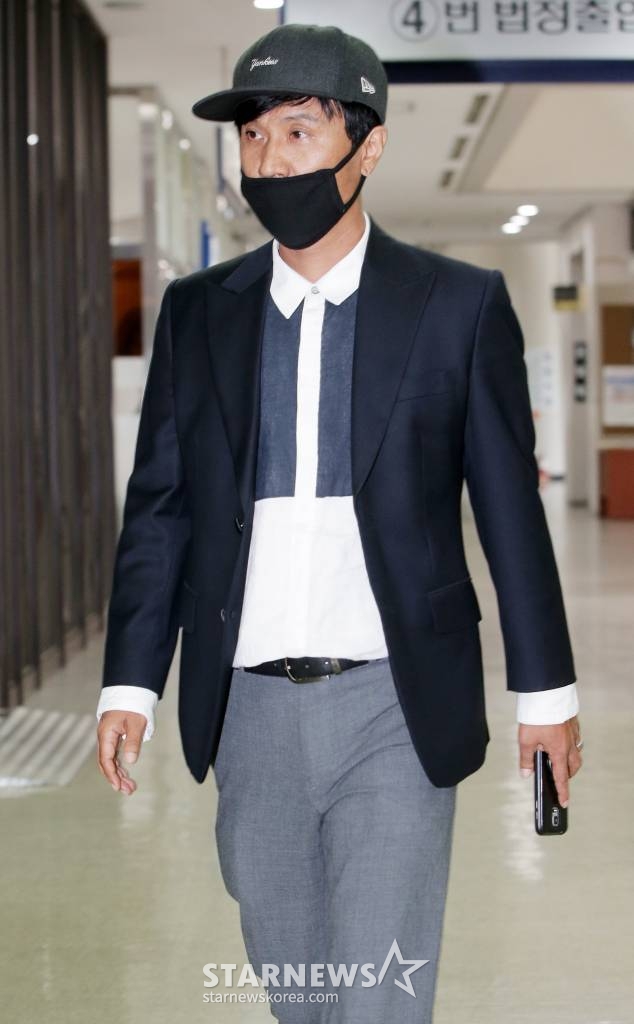 강제추행, 사기 혐의로 징역 1년 6개월의 실형과 40시간 성폭력 치료 프로그램 이수, 신상정보 등록을 요청 등의 선고를 받은 가수 이주노가 7일 오후 서울 서초구 중앙지법에서 열린 첫 항소심 공판에 출석하고 있다. /사진=김창현 기자 chmt@