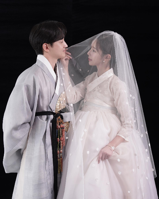 야옹이 작가(사진 오른쪽), 전선욱 작가/사진=야옹이 작가 인스타그램