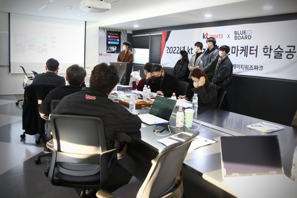 퓨처스 마케터 학술 공모전 발표 모습. /사진=KT 위즈 제공