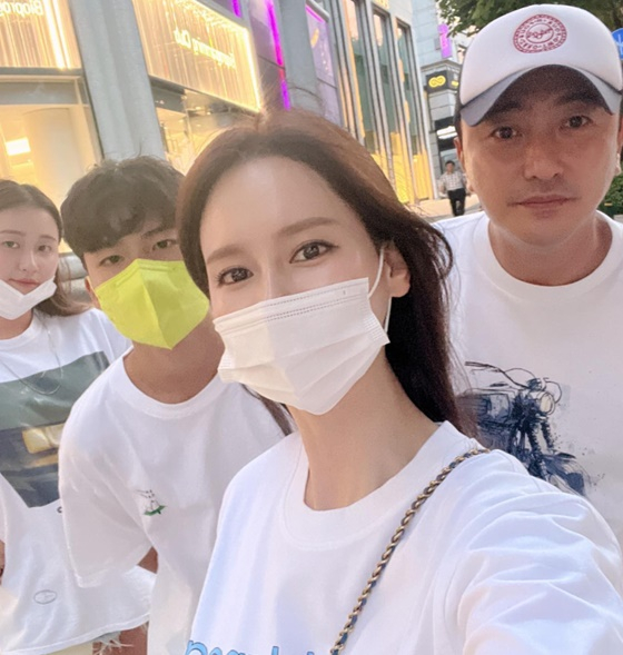딸 리원(왼쪽), 아들 리환, 이혜원, 안정환 / 사진=이혜원