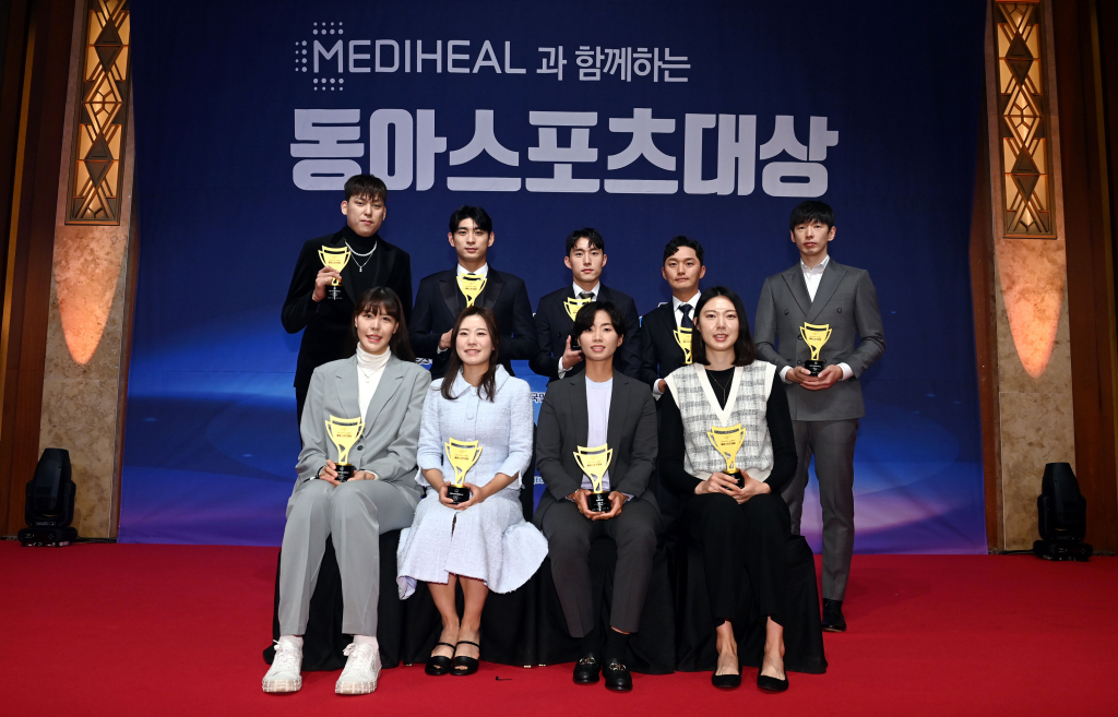 2022 동아스포츠대상 수상자들 단체 사진. /사진=스포츠동아 제공