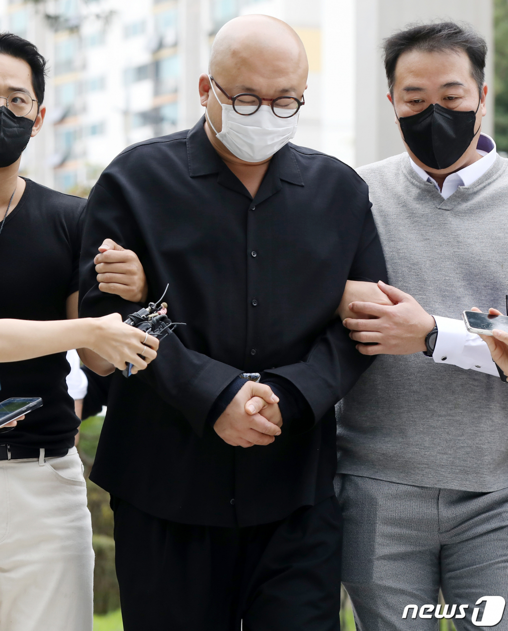 (서울=뉴스1) 민경석 기자 = 필로폰 투약 혐의를 받는 작곡가 겸 가수 돈 스파이크(45·본명 김민수)가 28일 오전 서울 도봉구 서울북부지방법원에서 열린 영장실질심사에 출석하고 있다. 경찰은 지난 26일 오후 서울 강남의 한 호텔에서 돈 스파이크를 체포했다. 검거 당시 돈 스파이크가 소지하고 있던 필로폰 양은 30g인 것으로 전해졌다. 통상 1회 투약량이 0.03g인 것을 고려했을 때, 이는 약 1000회분에 해당한다. 2022.9.28/뉴스1 Copyright (C) 뉴스1. All rights reserved. 무단 전재 및 재배포 금지.