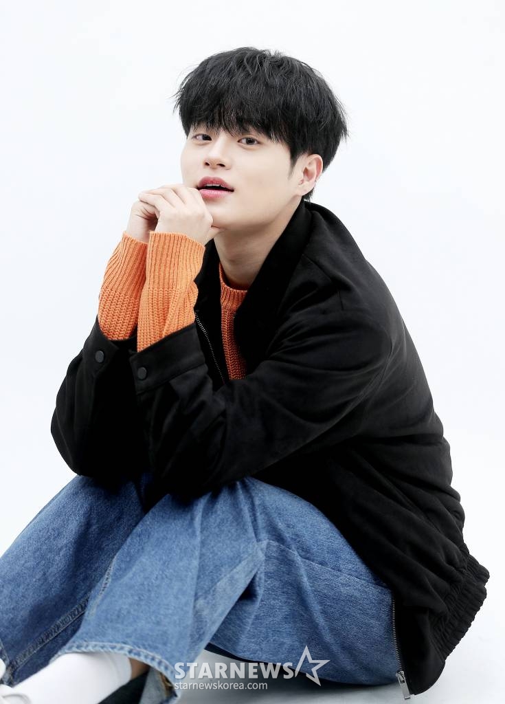 그룹 AB6IX 이대휘가 지난 5일 서울 종로구 스타뉴스 사옥에서 진행된 ENA 수목드라마 '얼어죽을 연애따위' 종영 인터뷰에 앞서 포즈를 취하고 있다. 첫 정극에 도전한 이대휘는 극 중 능력있는 예능국 신입 프로듀서 김상우 역을 열연했다. /사진=김창현 기자 chmt@