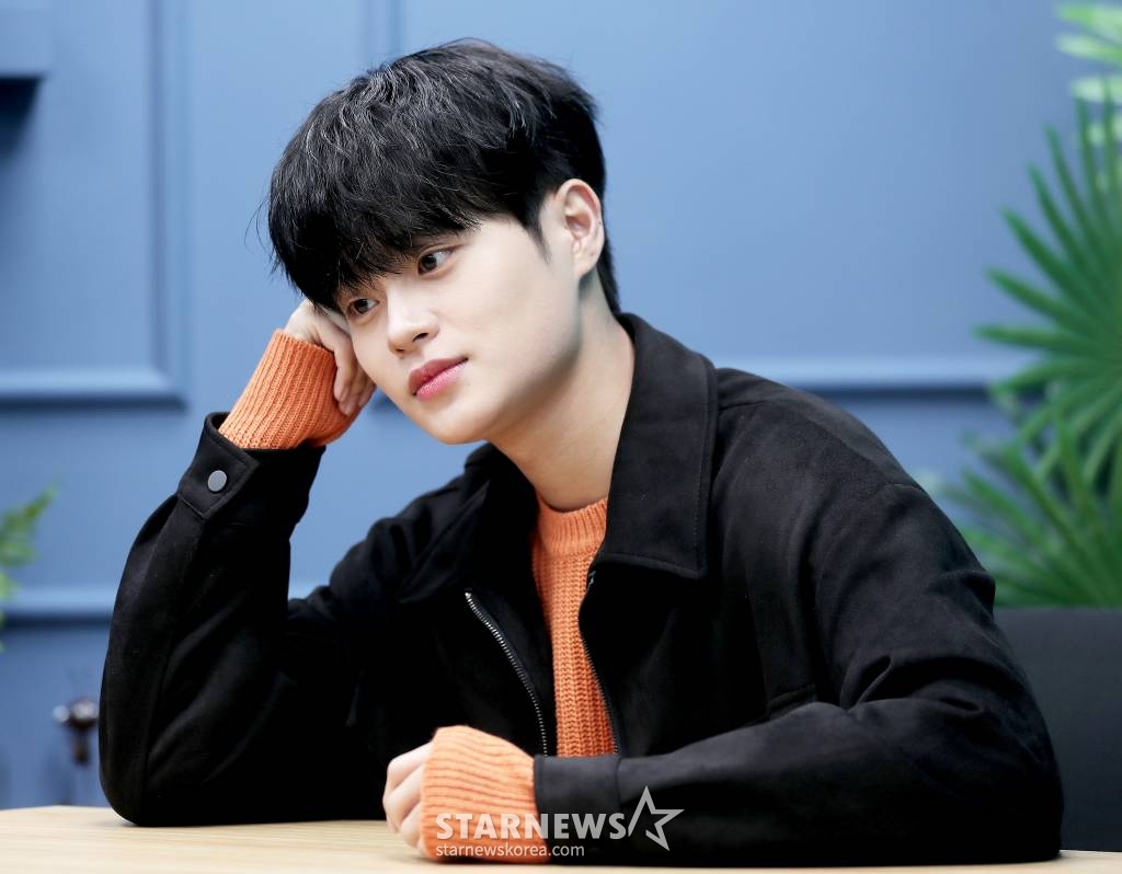 그룹 AB6IX 이대휘가 지난 5일 서울 종로구 스타뉴스 사옥에서 진행된 ENA 수목드라마 '얼어죽을 연애따위' 종영 인터뷰에 앞서 포즈를 취하고 있다. 첫 정극에 도전한 이대휘는 극 중 능력있는 예능국 신입 프로듀서 김상우 역을 열연했다. /사진=김창현 기자 chmt@