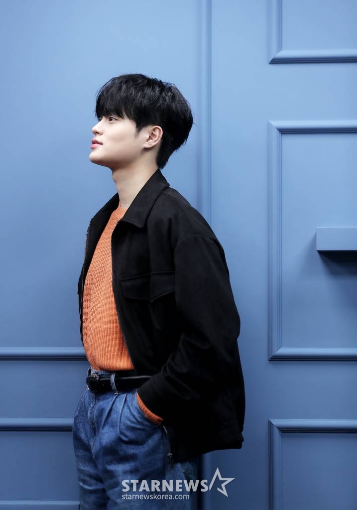 그룹 AB6IX 이대휘가 지난 5일 서울 종로구 스타뉴스 사옥에서 진행된 ENA 수목드라마 '얼어죽을 연애따위' 종영 인터뷰에 앞서 포즈를 취하고 있다. 첫 정극에 도전한 이대휘는 극 중 능력있는 예능국 신입 프로듀서 김상우 역을 열연했다. /사진=김창현 기자 chmt@