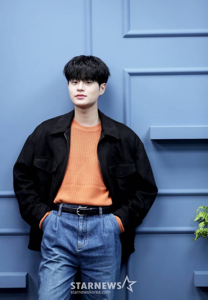 그룹 AB6IX 이대휘가 지난 5일 서울 종로구 스타뉴스 사옥에서 진행된 ENA 수목드라마 '얼어죽을 연애따위' 종영 인터뷰에 앞서 포즈를 취하고 있다. 첫 정극에 도전한 이대휘는 극 중 능력있는 예능국 신입 프로듀서 김상우 역을 열연했다. /사진=김창현 기자 chmt@
