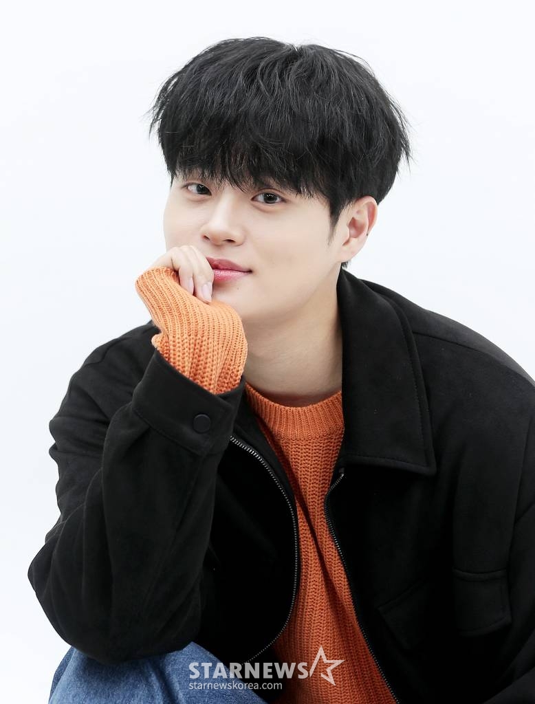 그룹 AB6IX 이대휘가 지난 5일 서울 종로구 스타뉴스 사옥에서 진행된 ENA 수목드라마 '얼어죽을 연애따위' 종영 인터뷰에 앞서 포즈를 취하고 있다. 첫 정극에 도전한 이대휘는 극 중 능력있는 예능국 신입 프로듀서 김상우 역을 열연했다. /사진=김창현 기자 chmt@