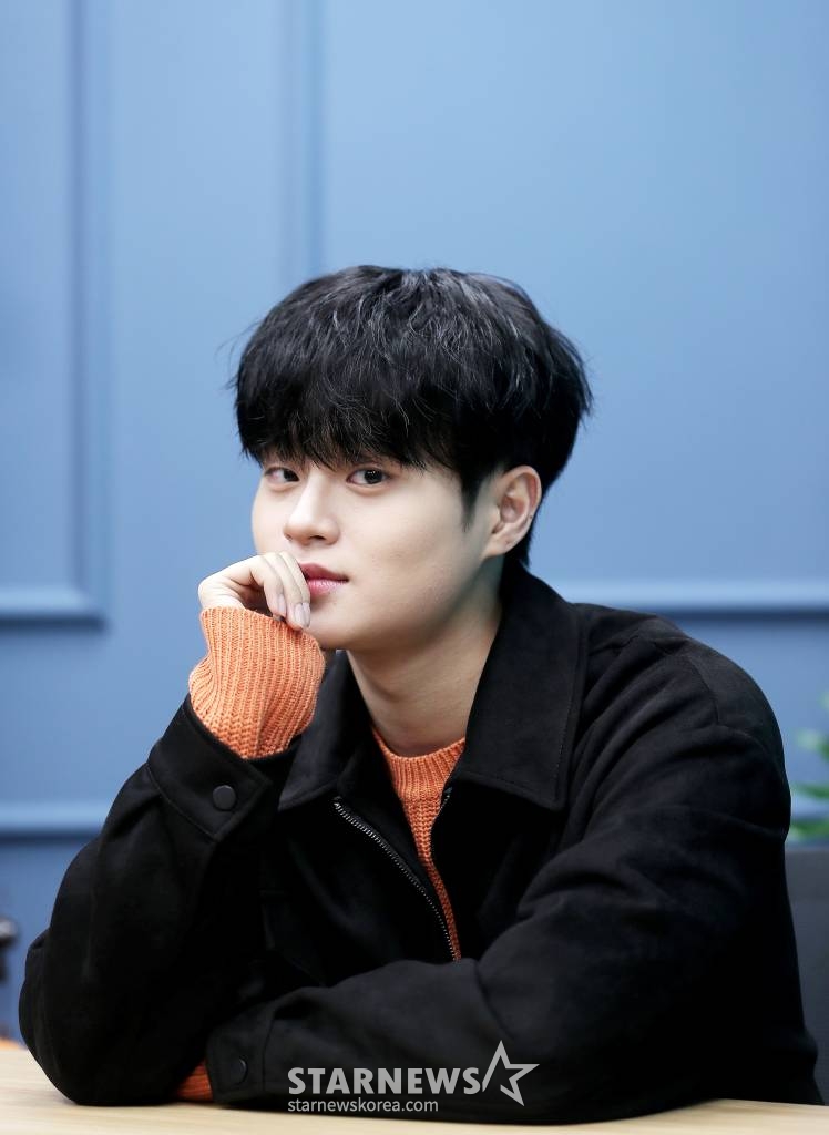 그룹 AB6IX 이대휘가 지난 5일 서울 종로구 스타뉴스 사옥에서 진행된 ENA 수목드라마 '얼어죽을 연애따위' 종영 인터뷰에 앞서 포즈를 취하고 있다. 첫 정극에 도전한 이대휘는 극 중 능력있는 예능국 신입 프로듀서 김상우 역을 열연했다. /사진=김창현 기자 chmt@