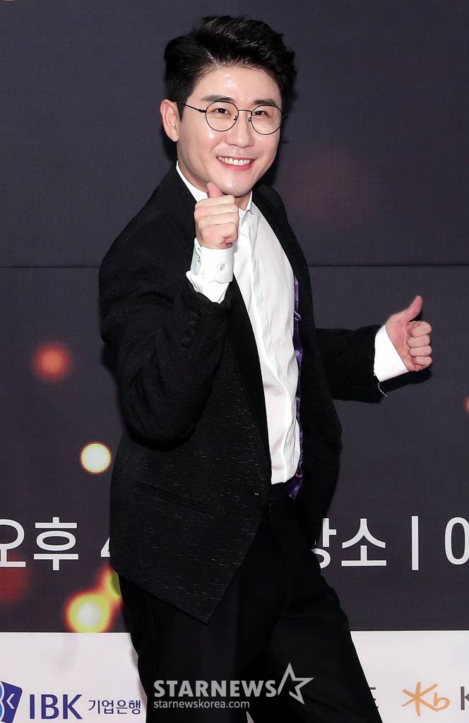 가수 영탁이 15일 오후 서울 영등포구 여의도동 글래드 호텔에서 열린 머니투데이방송 주최 '2020 MTN 방송광고 페스티벌' 포토월 행사에 참석해 포즈를 취하고 있다. /사진=김창현 기자 chmt@