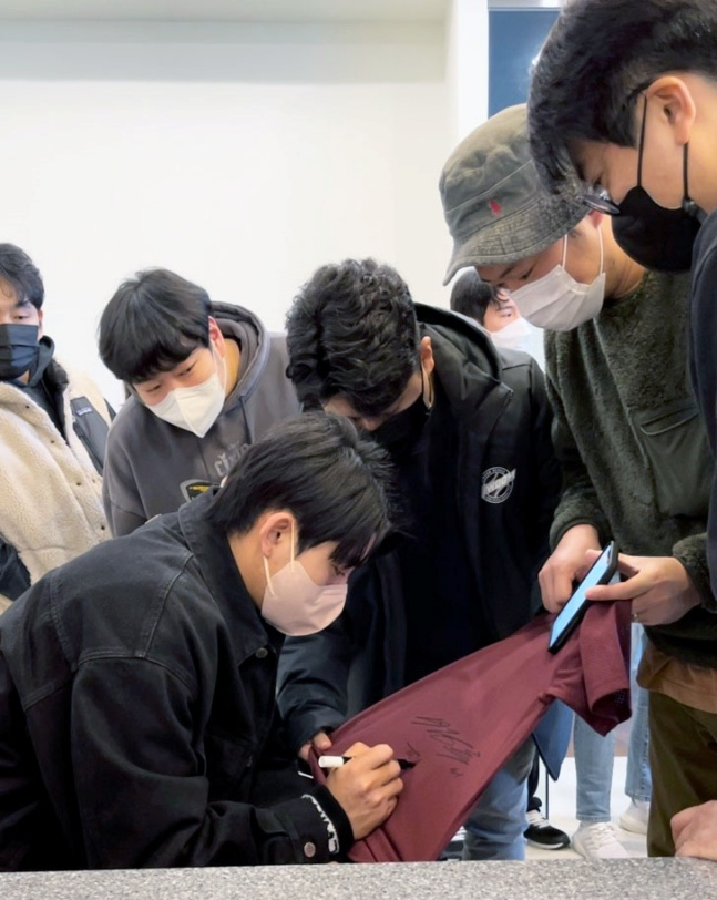 키움 이정후(왼쪽)가 팬들에게 사인을 해주고 있다./사진=키움 히어로즈