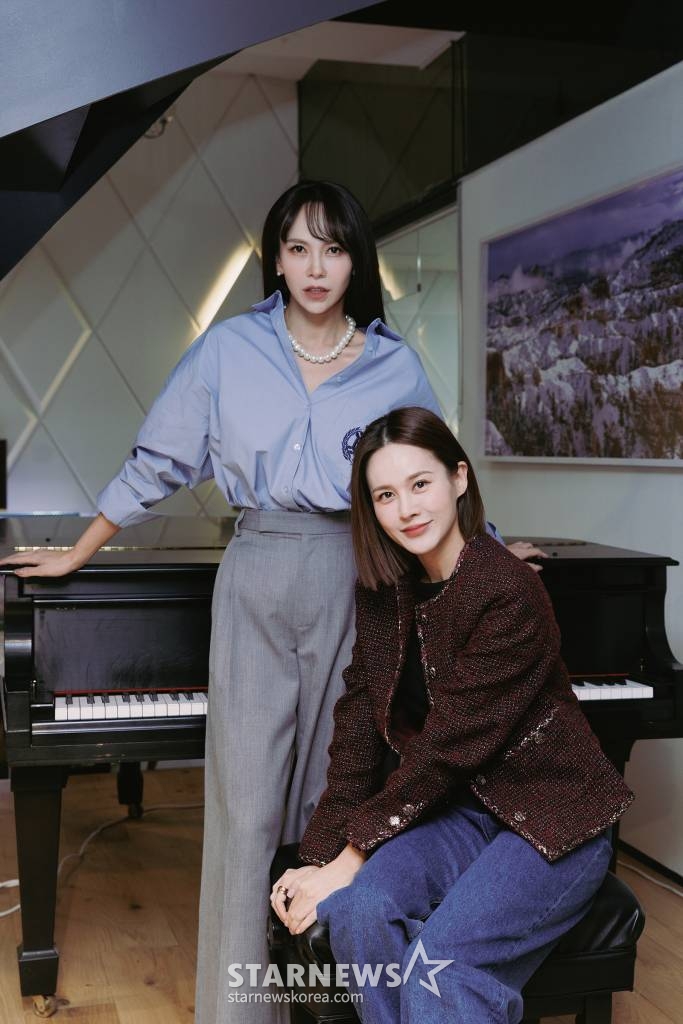 뮤지컬 배우 김지우, 아이비가 5일 서울 강남구 압구정의 한 카페에서 진행된 뮤지컬 '물랑루즈' 관련 인터뷰를 취해 포즈를 취하고 있다. '물랑루즈'는 1890년대 프랑스 파리에 있는 클럽 '물랑루즈' 최고의 스타 사틴과 젊은 작곡가 크리스티안의 사랑 이야기를 담은 매시업(mash-up) 뮤지컬. 김지우 아이비와 함께 홍광호 이충주 손준호 이창용 최호중 정원영 등이 합류했다. '물랑루즈'는 오는 20일부터 내년 3월5일까지 서울 용산구 블루스퀘어 신한카드홀에서 공연된다. / 사진제공 = CJ ENM /사진=김창현 기자 chmt@