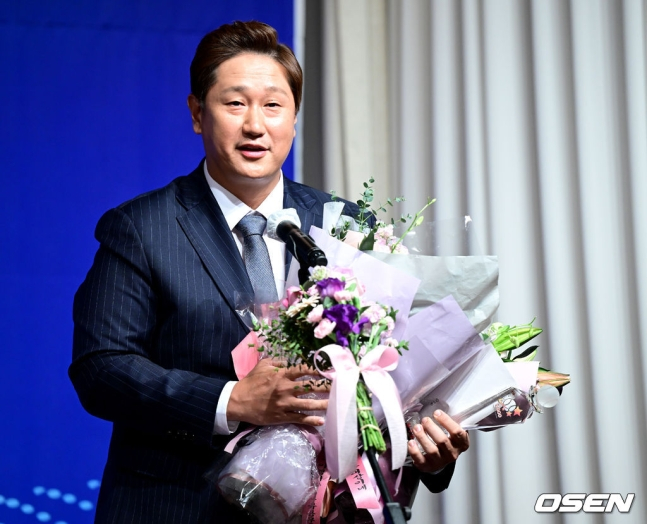이대호가 8일 서울 리베라호텔 3층 베르사이유홀에서 열리는 '2022 뉴트리디데이 일구상' 시상식에서 일구대상을 수상한 후 소감을 말하고 있다.