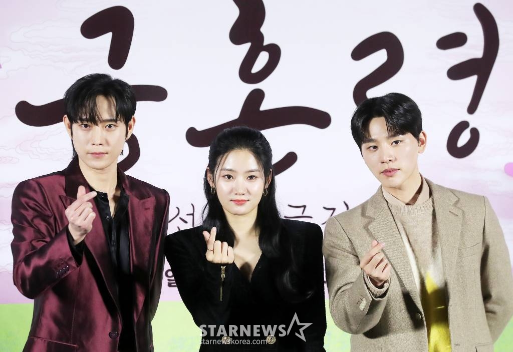 배우 김영대, 박주현, 김우석이 8일 오후 서울 용산구 아이파크몰 CGV에서 진행된 MBC 금토드라마 '금혼령, 조선 혼인 금지령' 제작발표회에 참석해 포즈를 취하고 있다.  '금혼령, 조선 혼인 금지령'은 동명의 웹 소설이 원작으로, 7년 전 세자빈을 잃고 실의에 빠져 혼인 금지 명령을 내린 왕 이헌 앞에 죽은 세자빈으로 빙의가 가능하다는 혼인 사기꾼 소랑이 나타나 벌이는 센세이셔널 궁궐 사기극이다. 오는 9일 첫 방송. 2022.12.08 /사진=김창현 기자 chmt@