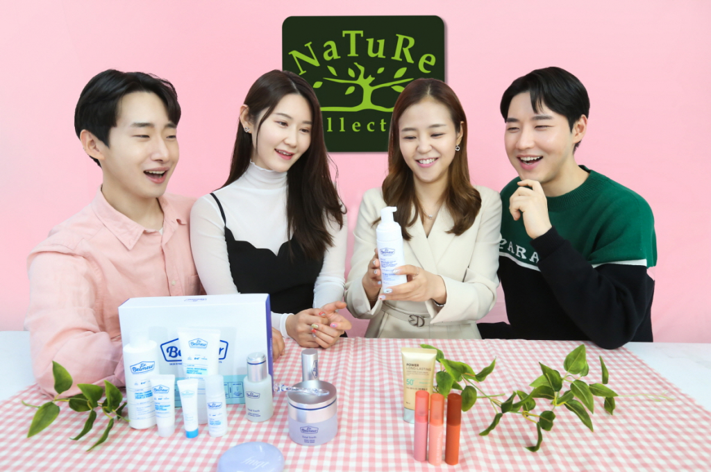 LG생활건강 내추럴 뷰티크리에이터들이 라이브커머스 전문가 과정 교육 실습에 참여하고 있다 /사진제공=LG생활건강
