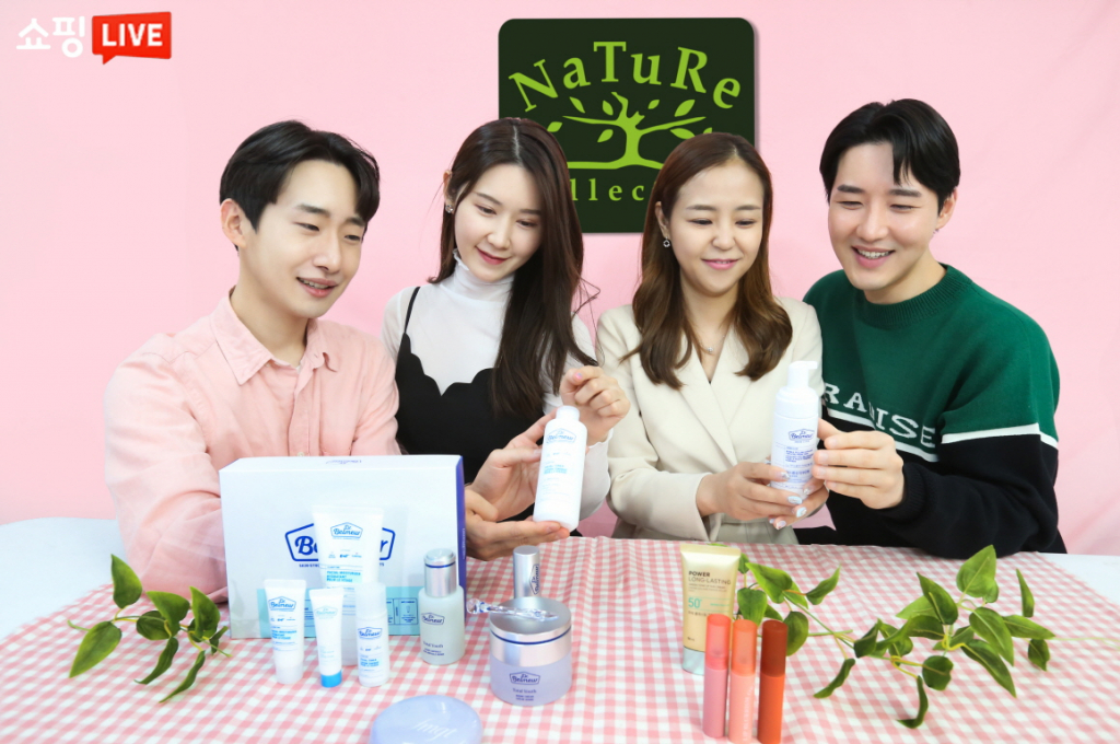 LG생활건강 내추럴 뷰티크리에이터들이 라이브커머스 전문가 과정 교육 실습에 참여하고 있다 /사진제공=LG생활건강
