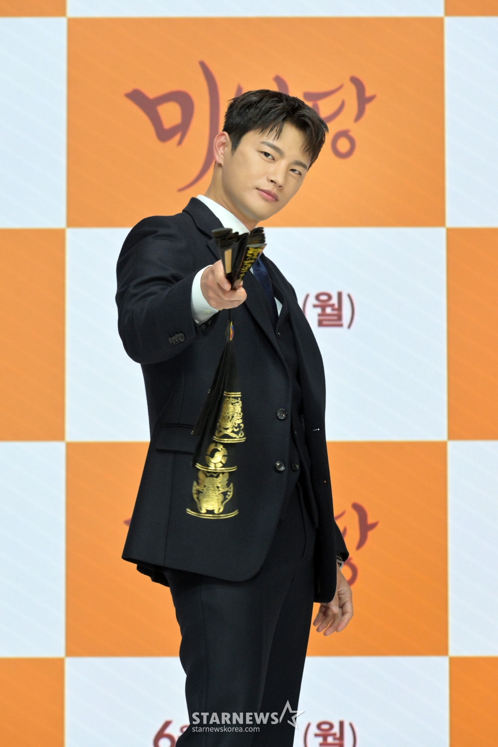 가수 겸 배우 서인국이 27일 오후 온라인으로 진행된 KBS2 월화드라마 '미남당' 제작발표회에 참석해 포즈를 취하고 있다. '미남당'은 카카오 페이지 공모전에서 대상을 수상한 화제작 '미남당-사건수첩'을 원작으로 하는 전직 프로파일러이자 현직 박수무당의 좌충우돌 미스터리 코믹 수사극이다. / 사진제공=KBS /사진=김창현 기자 chmt@