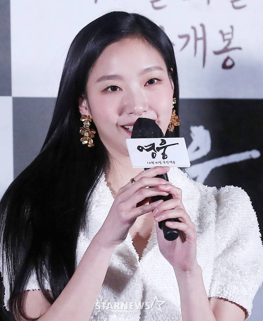 배우 김고은이 8일 오후 서울 용산구 아이파크몰 CGV에서 진행된 뮤지컬 영화 '영웅' 언론시사회 및 기자간담회에 참석해 인사말을 하고 있다. '영웅'은 1909년 10월, 하얼빈에서 이토 히로부미를 사살한 뒤 일본 법정의 사형 판결을 받고 순국한 안중근 의사가 거사를 준비하던 때부터 죽음을 맞이하던 순간까지 잊을 수 없는 마지막 1년을 그린 영화다. 오는 21일 개봉. 2022.12.08 /사진=김창현 기자 chmt@