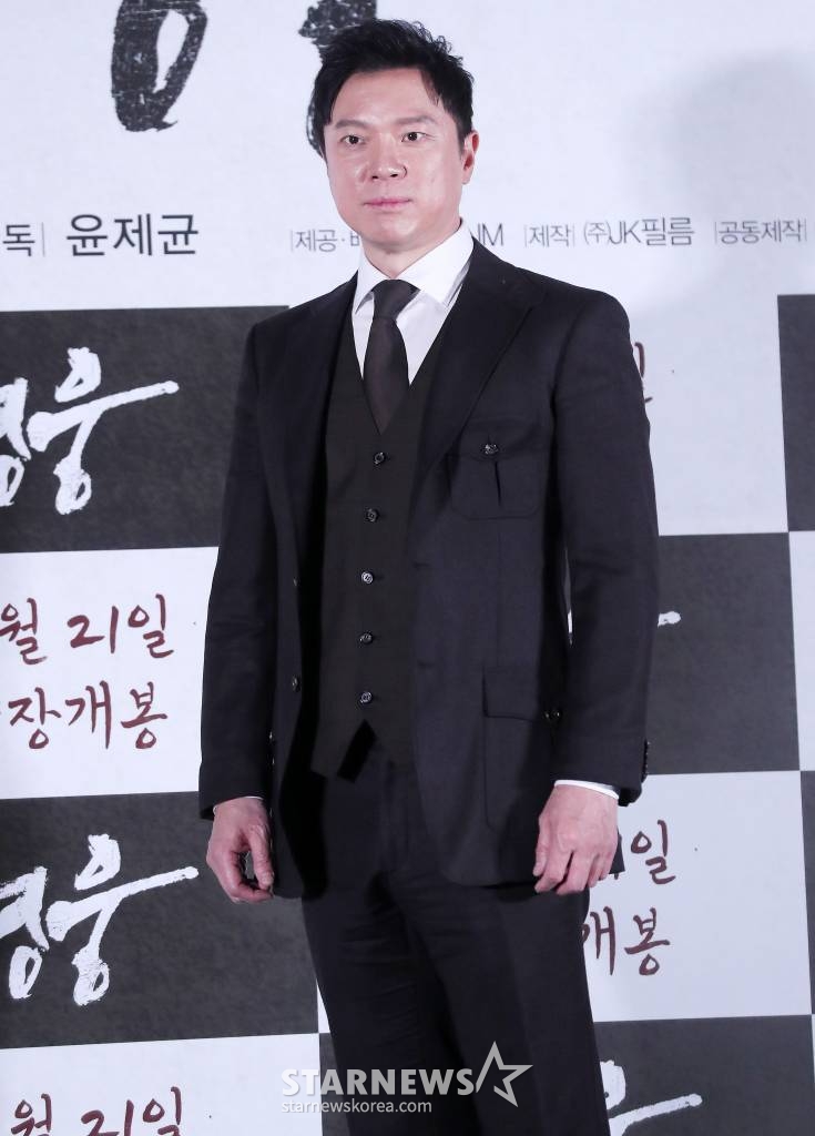 배우 정성화가 8일 오후 서울 용산구 아이파크몰 CGV에서 진행된 뮤지컬 영화 '영웅' 언론시사회 및 기자간담회에 참석해 포즈를 취하고 있다. '영웅'은 1909년 10월, 하얼빈에서 이토 히로부미를 사살한 뒤 일본 법정의 사형 판결을 받고 순국한 안중근 의사가 거사를 준비하던 때부터 죽음을 맞이하던 순간까지 잊을 수 없는 마지막 1년을 그린 영화다. 오는 21일 개봉. 2022.12.08 /사진=김창현 기자 chmt@