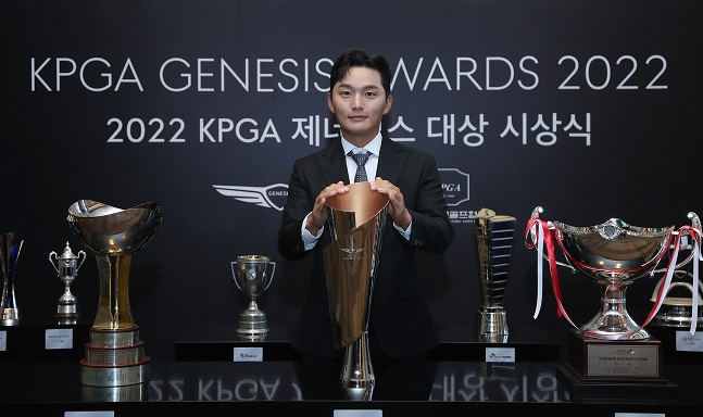 8일 열린 2022 KPGA 제네시스 대상 시상식에서 3관왕을 차지한 김영수 프로가 트로피 앞에서 포즈를 취하고 있다. /사진=KPGA 제공