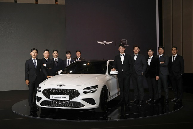 8일 열린 2022 KPGA 제네시스 대상 시상식에 참석한 수상자. 왼쪽부터 김영수, 조민규, 이준석, 김민규, 황중곤, 김비오, 서요섭, 배용준, 신상훈, 박은신. /사진=KPGA 제공