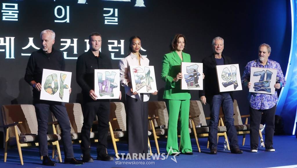 제임스 카메론 감독, 할리우드 배우 샘 워싱턴, 조 샐다나, 시고니 위버, 스티븐 랭, 존 랜도 프로듀서가 9일 오전 서울 영등포구 여의도동 콘래드 서울 호텔에서 열린 '아바타2: 물의 길' 내한 기자간담회에 참석해 인사말을 하고 있다. '아바타' 이후 제임스 카메론 감독이 13년 만에 내놓은 '아바타2'는 판도라 행성에서 '제이크 설리'와 '네이티리'가 이룬 가족이 겪게 되는 무자비한 위협과 살아남기 위해 떠나야 하는 긴 여정과 전투, 그리고 견뎌내야 할 상처에 대한 이야기를 그린 영화로 오는 14일 개봉한다. 2022.12.09 /사진=김창현 기자 chmt@